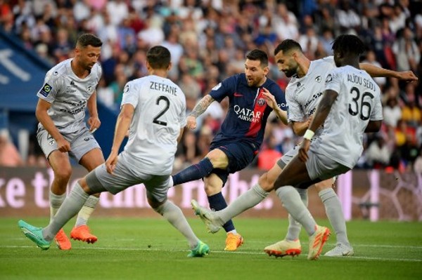 内维尔：顶级联赛中输球是正常现象，阿森纳不应因此慌乱